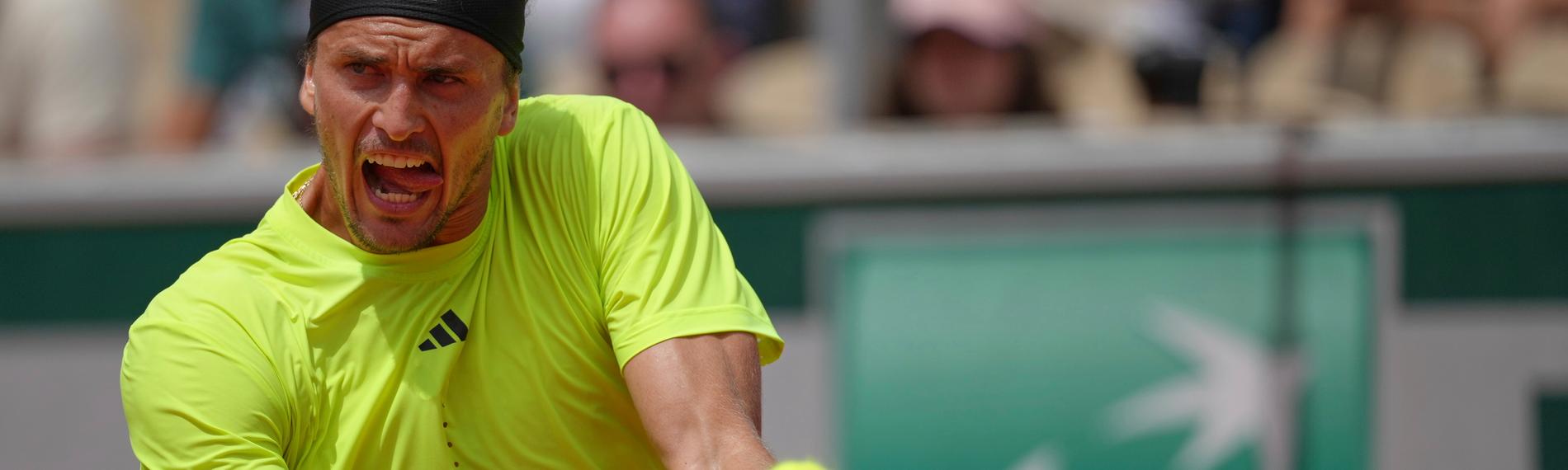 Alexander Zverev spielt im Match gegen Jesper De Jong einen Rückhand-Return