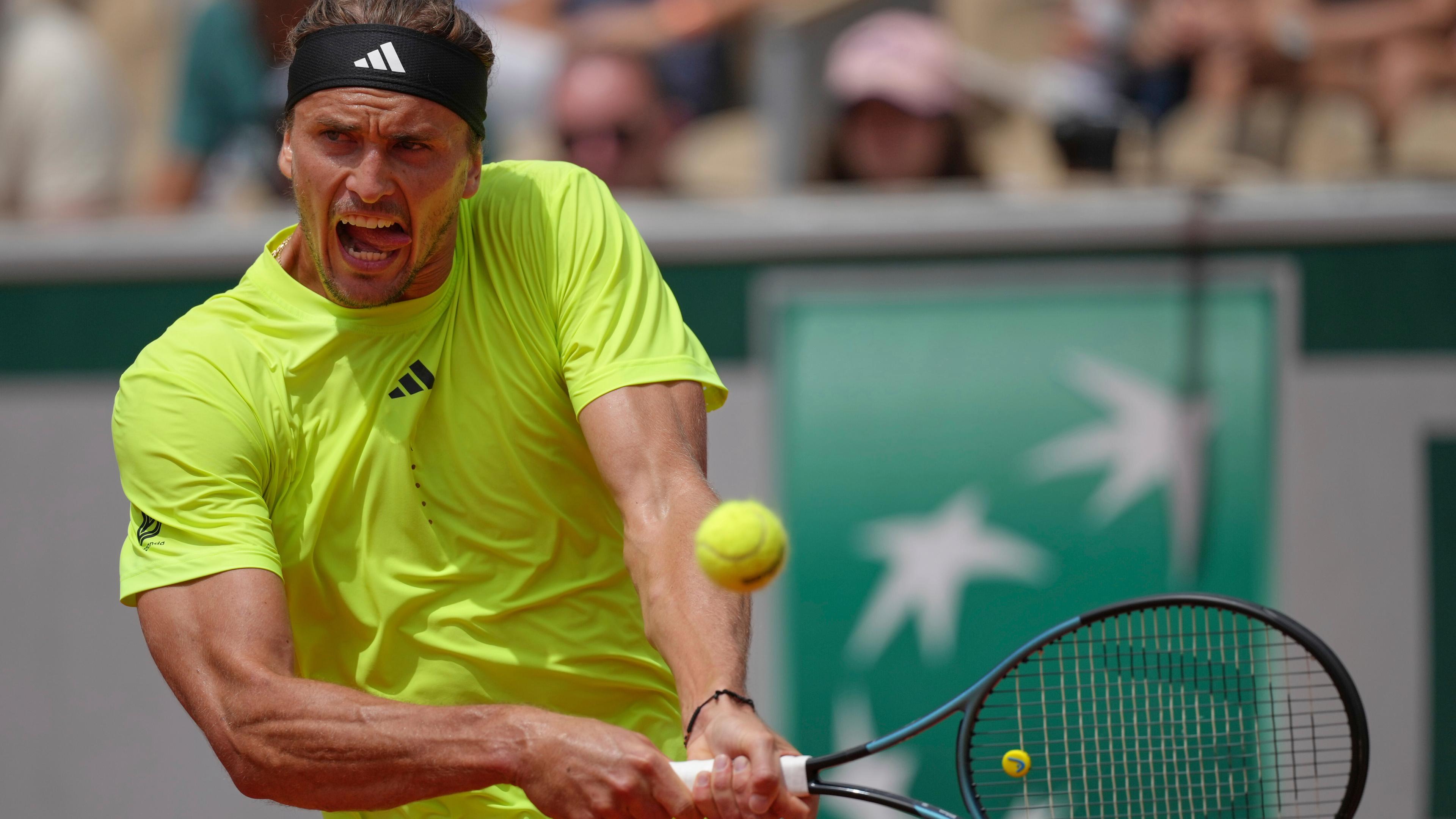 Alexander Zverev spielt im Match gegen Jesper De Jong einen Rückhand-Return