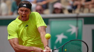 Alexander Zverev spielt im Match gegen Jesper De Jong einen Rückhand-Return