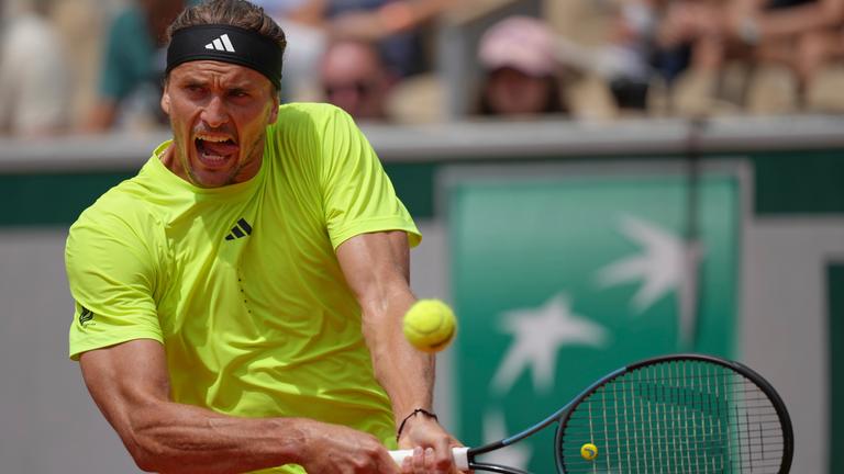 Alexander Zverev spielt im Match gegen Jesper De Jong einen Rückhand-Return