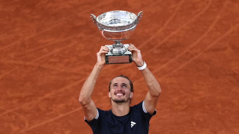 Alexander Zverev hält den "Coupe des Mousquetaires" und feiert seinen Sieg bei den French Open.