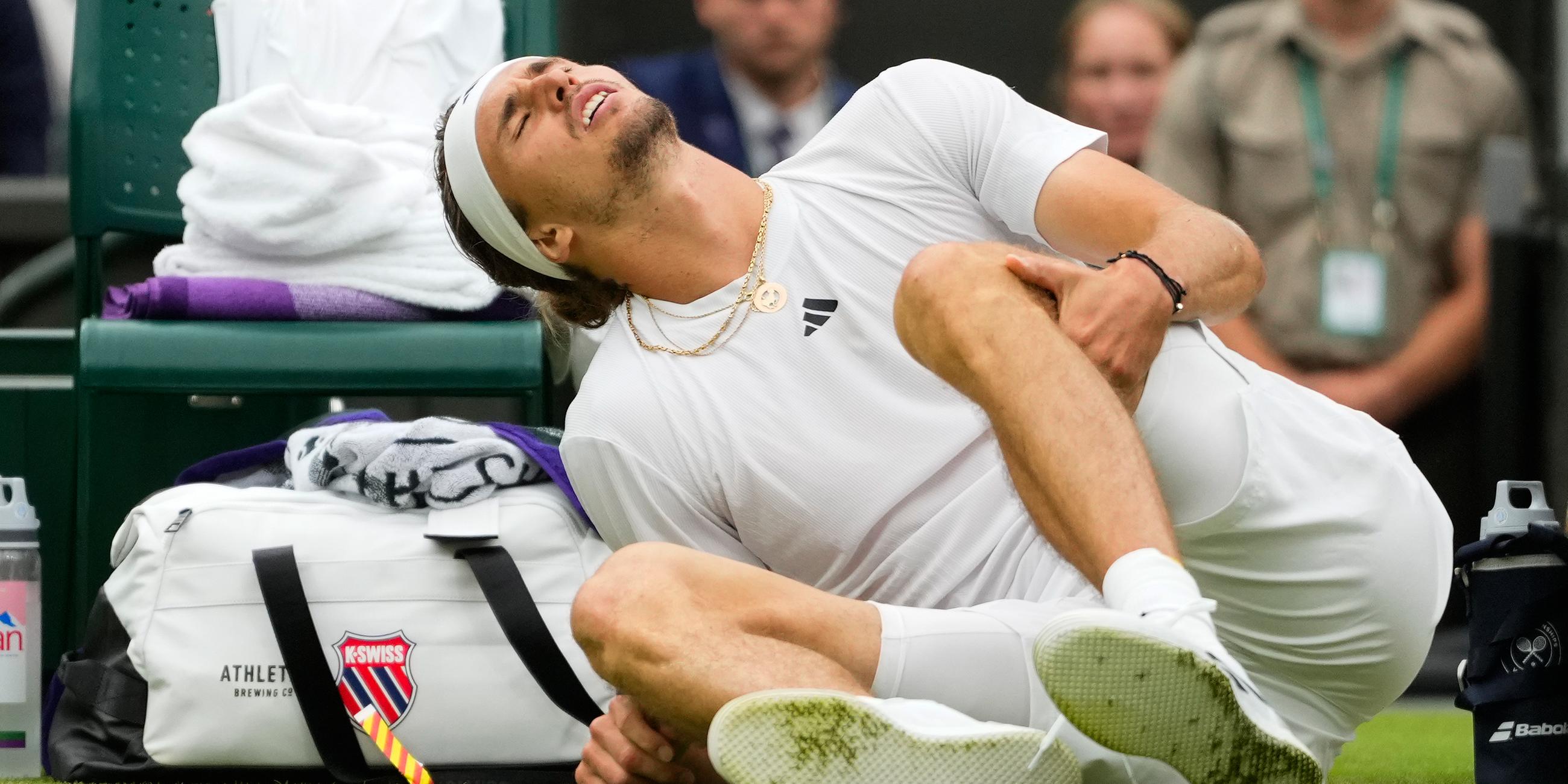 Alexander Zverev aus Deutschland liegt am Boden nachdem er gestürzt ist. 