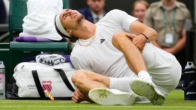 Alexander Zverev aus Deutschland liegt am Boden nachdem er gestürzt ist. 
