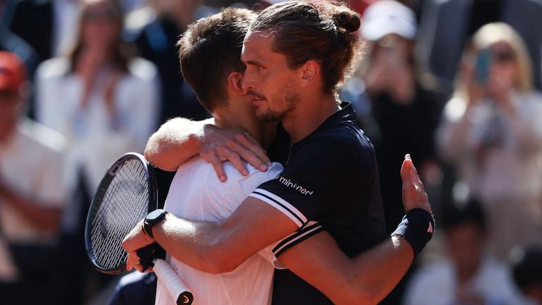 Halbfinal-Sieger Alexander Zverev umarmt nach dem Match seinen gegner Jakub Mensik