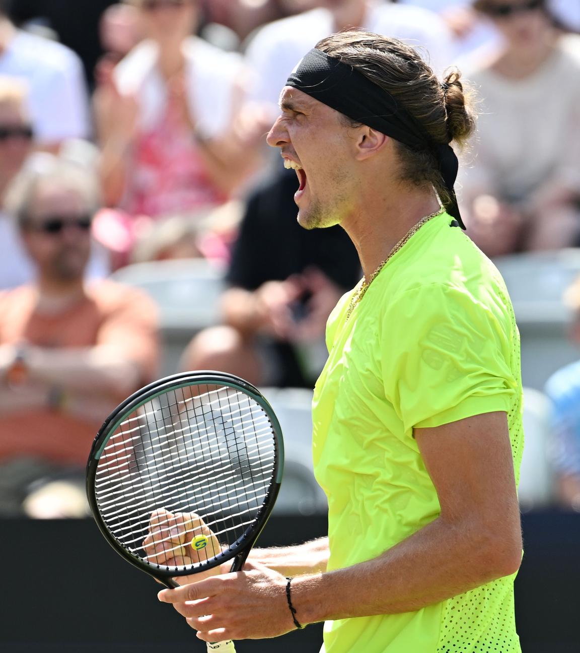 Alexander Zverev reagiert nach dem Gewinn des ersten Satzes.
