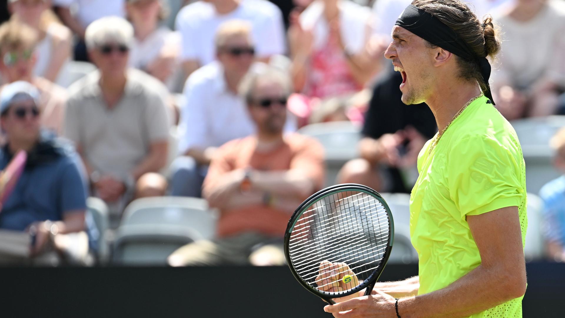 Alexander Zverev reagiert nach dem Gewinn des ersten Satzes.