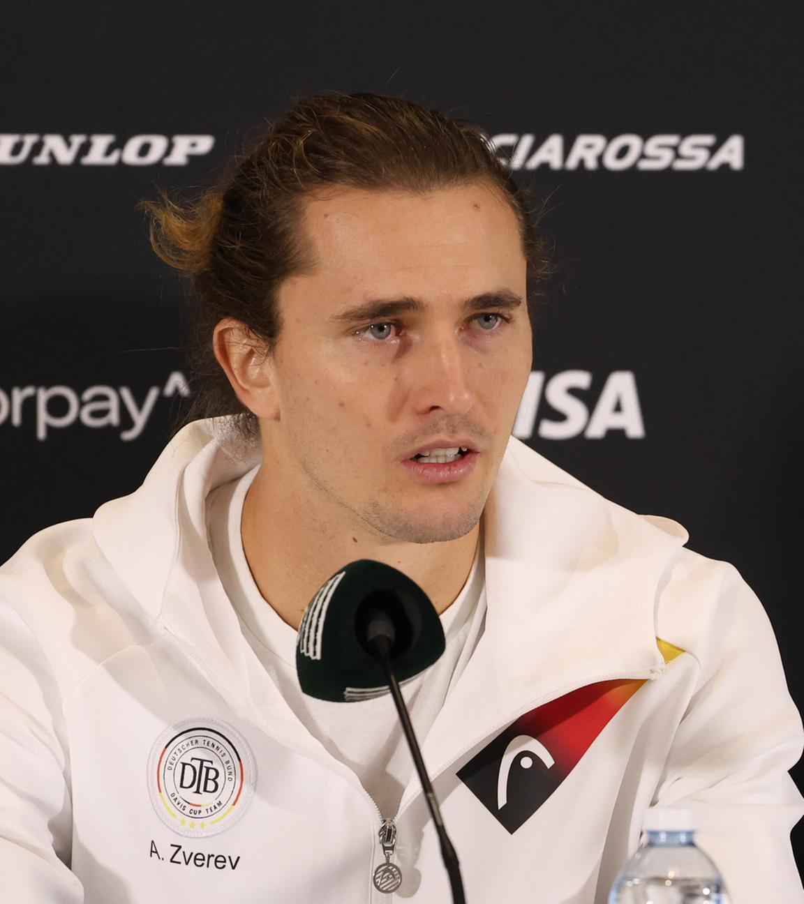 Das deutsche Davis-Cup-Team mit Alexander Zverev und Kapitän Michael Kohlmann beim Davis-Cup-Finale 2025 in Bologna, Italien, am 18. November 2025.