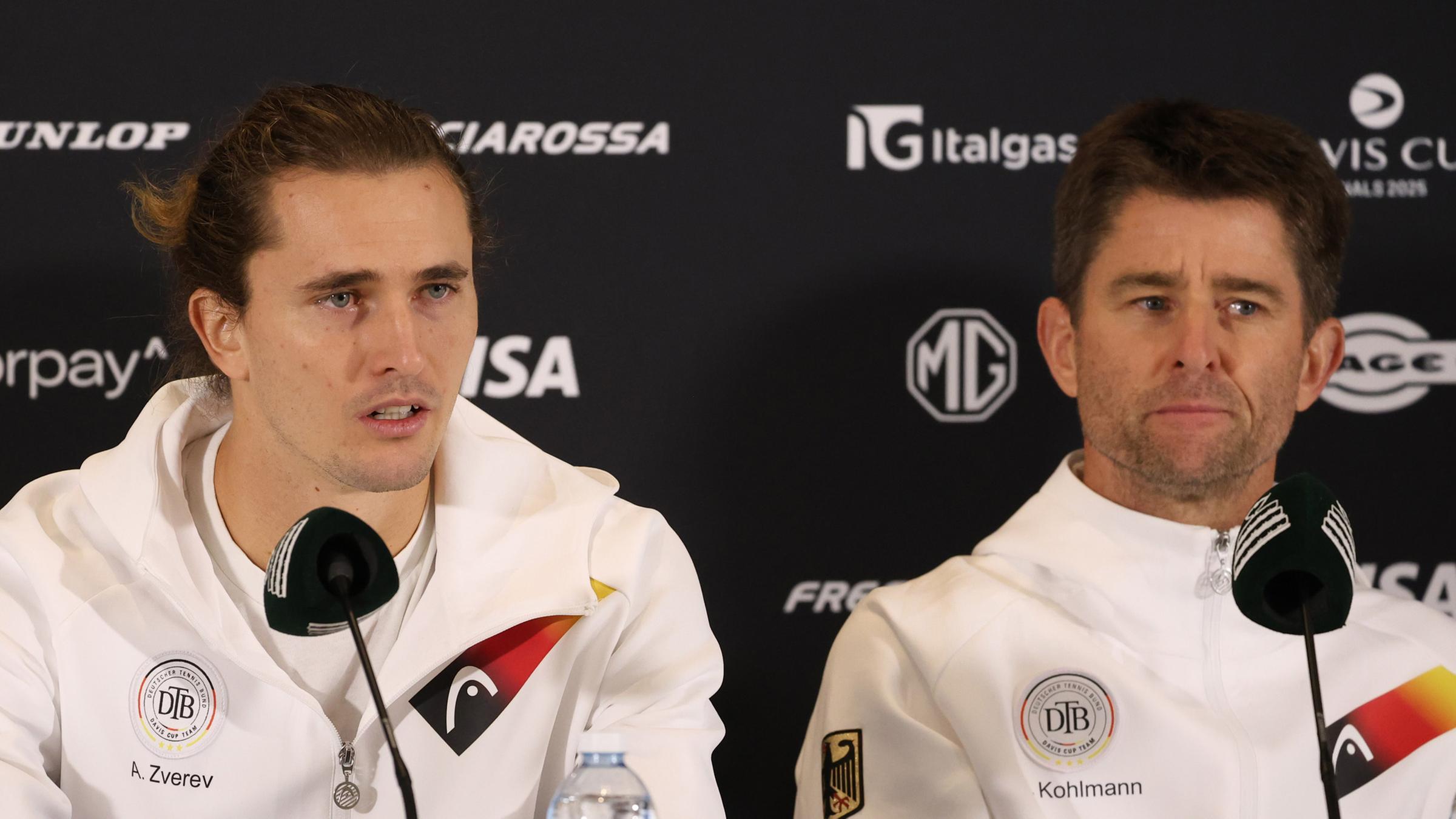 Das deutsche Davis-Cup-Team mit Alexander Zverev und Kapitän Michael Kohlmann beim Davis-Cup-Finale 2025 in Bologna, Italien, am 18. November 2025.