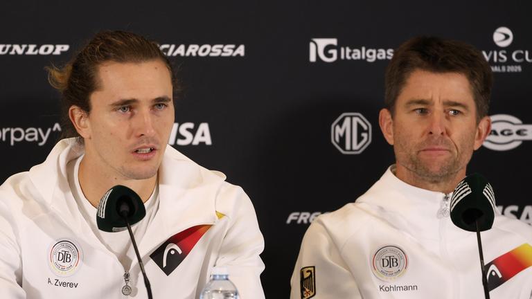 Das deutsche Davis-Cup-Team mit Alexander Zverev und Kapitän Michael Kohlmann beim Davis-Cup-Finale 2025 in Bologna, Italien, am 18. November 2025.