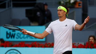 Alexander Zverev breitet im Match gegen Francisco Cerundolo die Hände aus