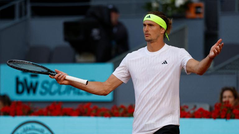 Alexander Zverev breitet im Match gegen Francisco Cerundolo die Hände aus
