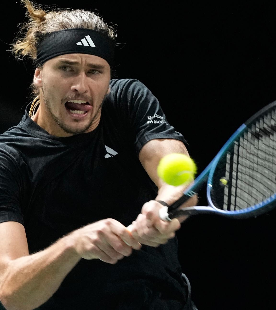 Paris, Viertelfinale: Alexander Zverev spielt im Match gegen Daniil Medwedew eine Rückhand.