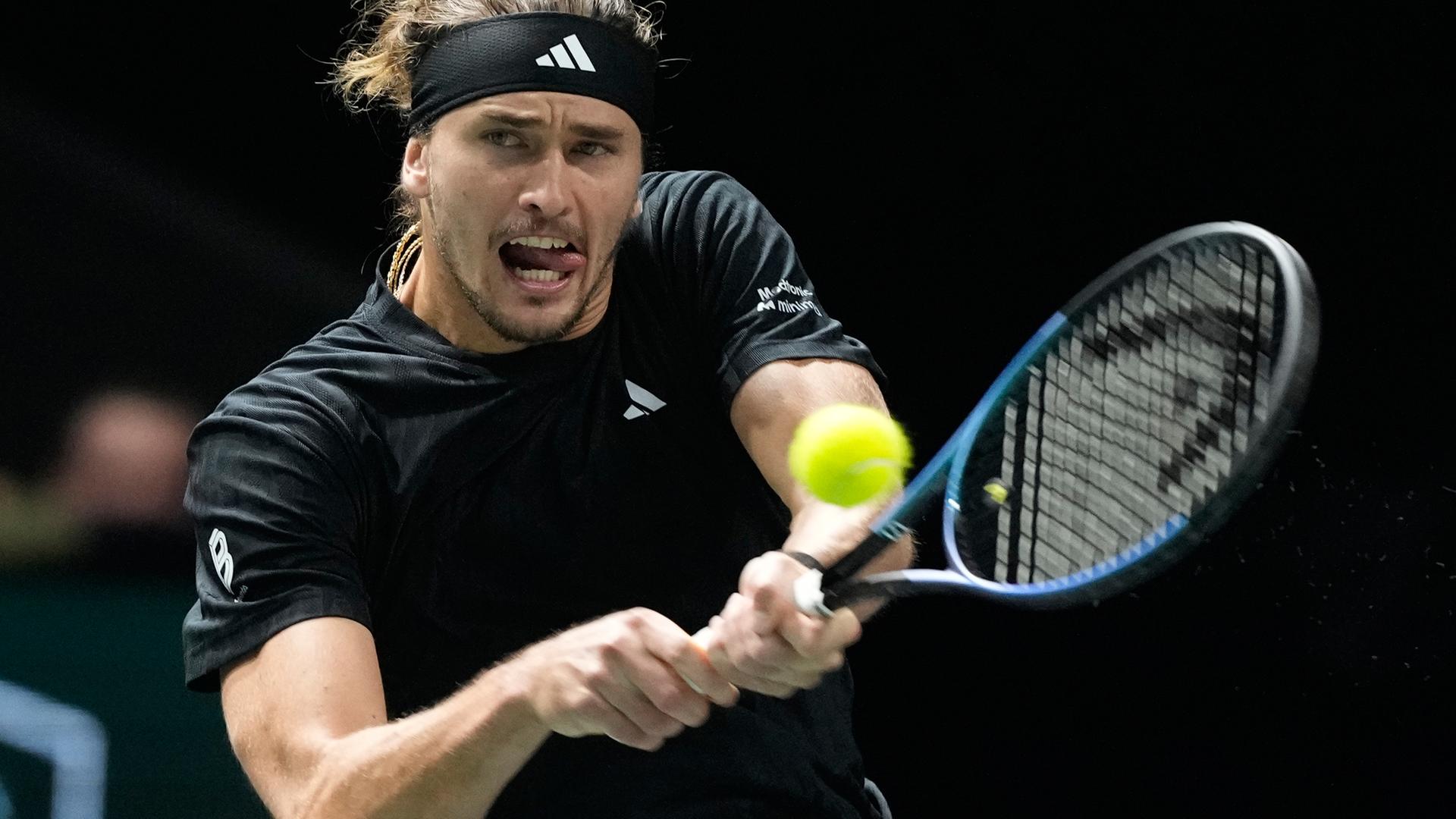 Paris, Viertelfinale: Alexander Zverev spielt im Match gegen Daniil Medwedew eine Rückhand.