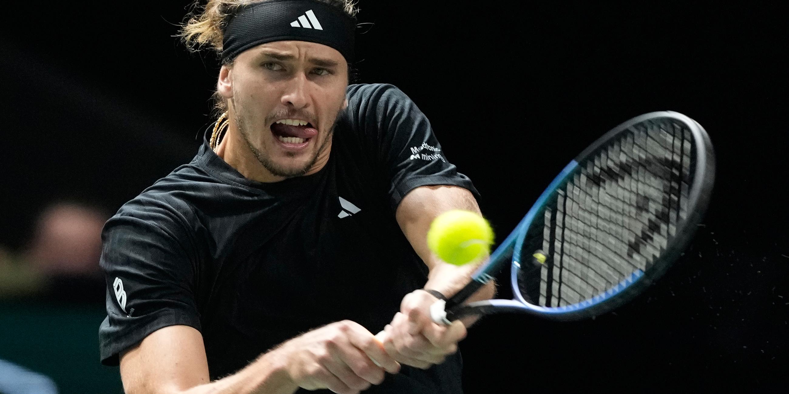 Paris, Viertelfinale: Alexander Zverev spielt im Match gegen Daniil Medwedew eine Rückhand.