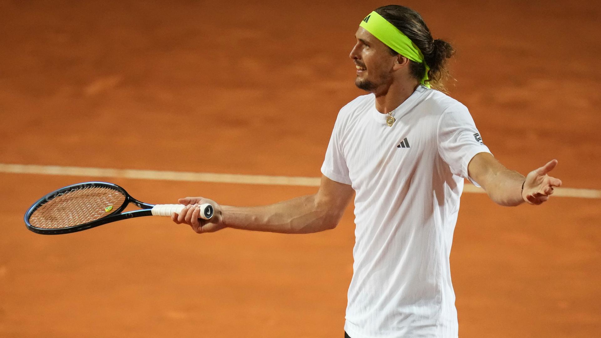 Alexander Zverev guckt im Spiel gegen Lorenzo Musetti fragend