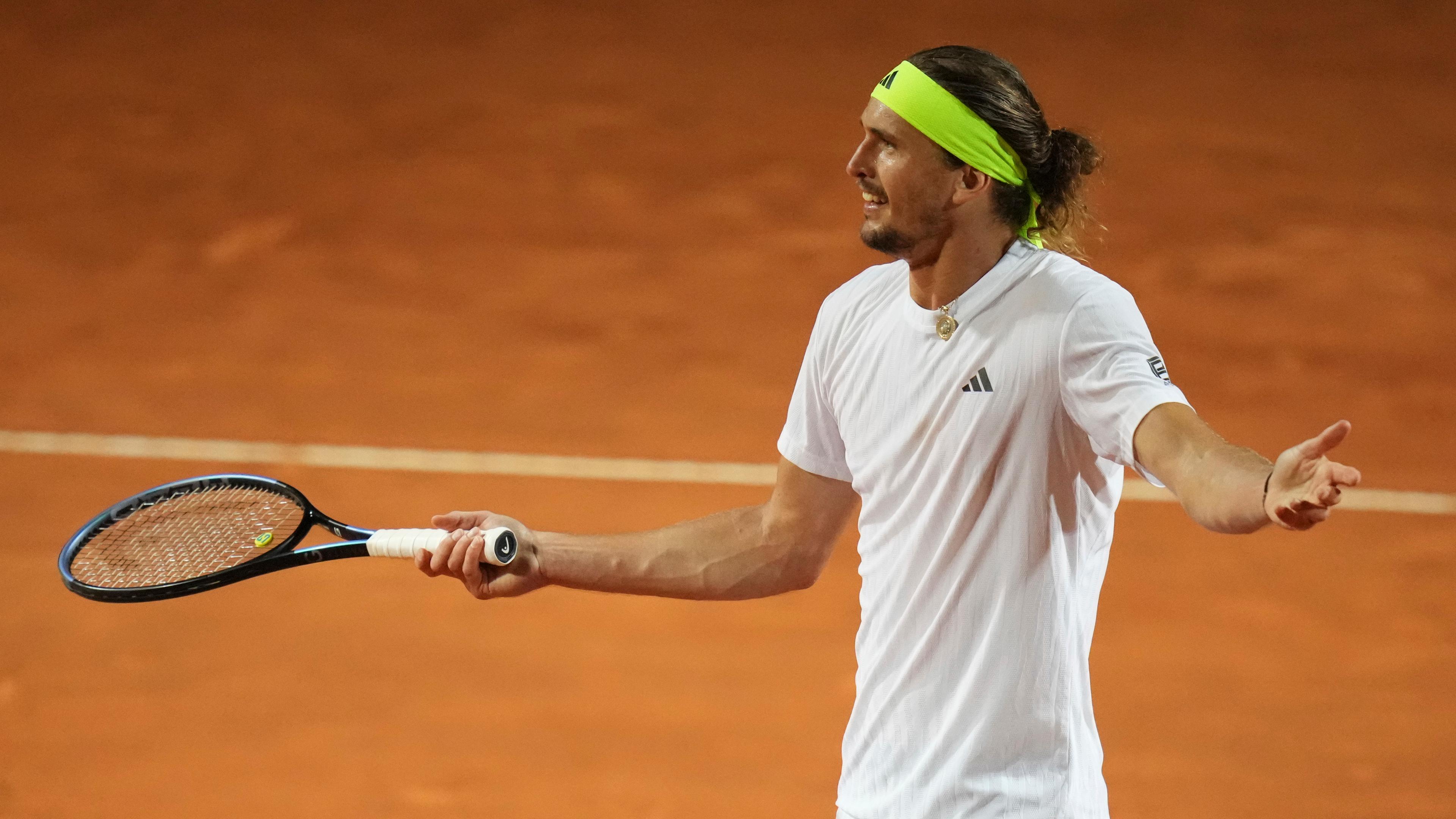 Alexander Zverev guckt im Spiel gegen Lorenzo Musetti fragend