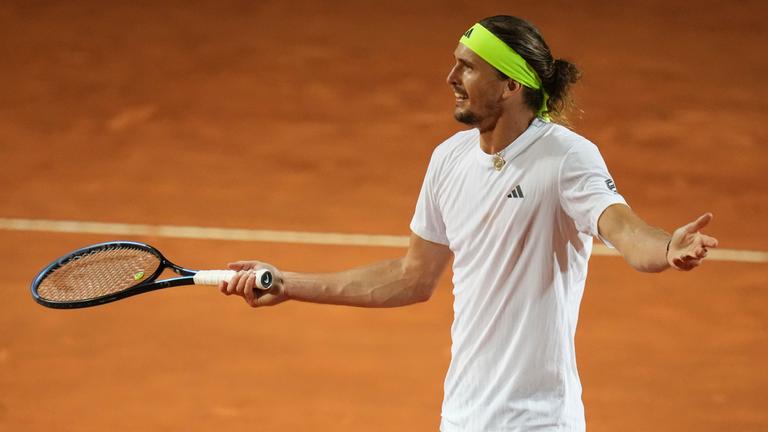 Alexander Zverev guckt im Spiel gegen Lorenzo Musetti fragend