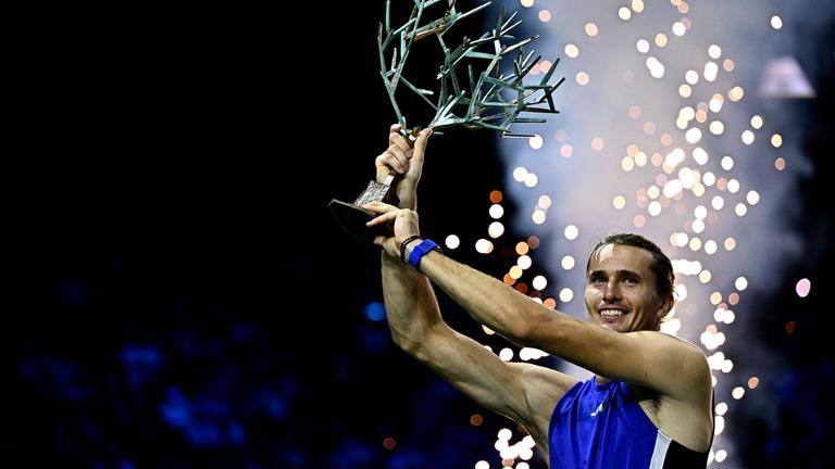 Alexander Zverev mit dem Siegerpokal für den Gewinn des ATP-Masters in Paris