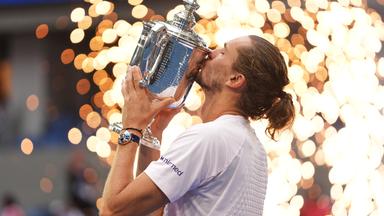 Alexander Zverev küsst den Siegerpokal für seinen Titelgewinn bei den US Open