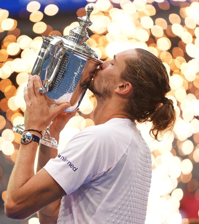 Alexander Zverev küsst den Siegerpokal für seinen Titelgewinn bei den US Open