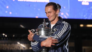 Alexander Zverev umarmt den US-Open-Pokal