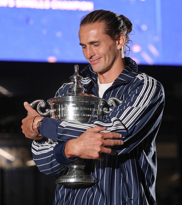 Alexander Zverev umarmt den US-Open-Pokal