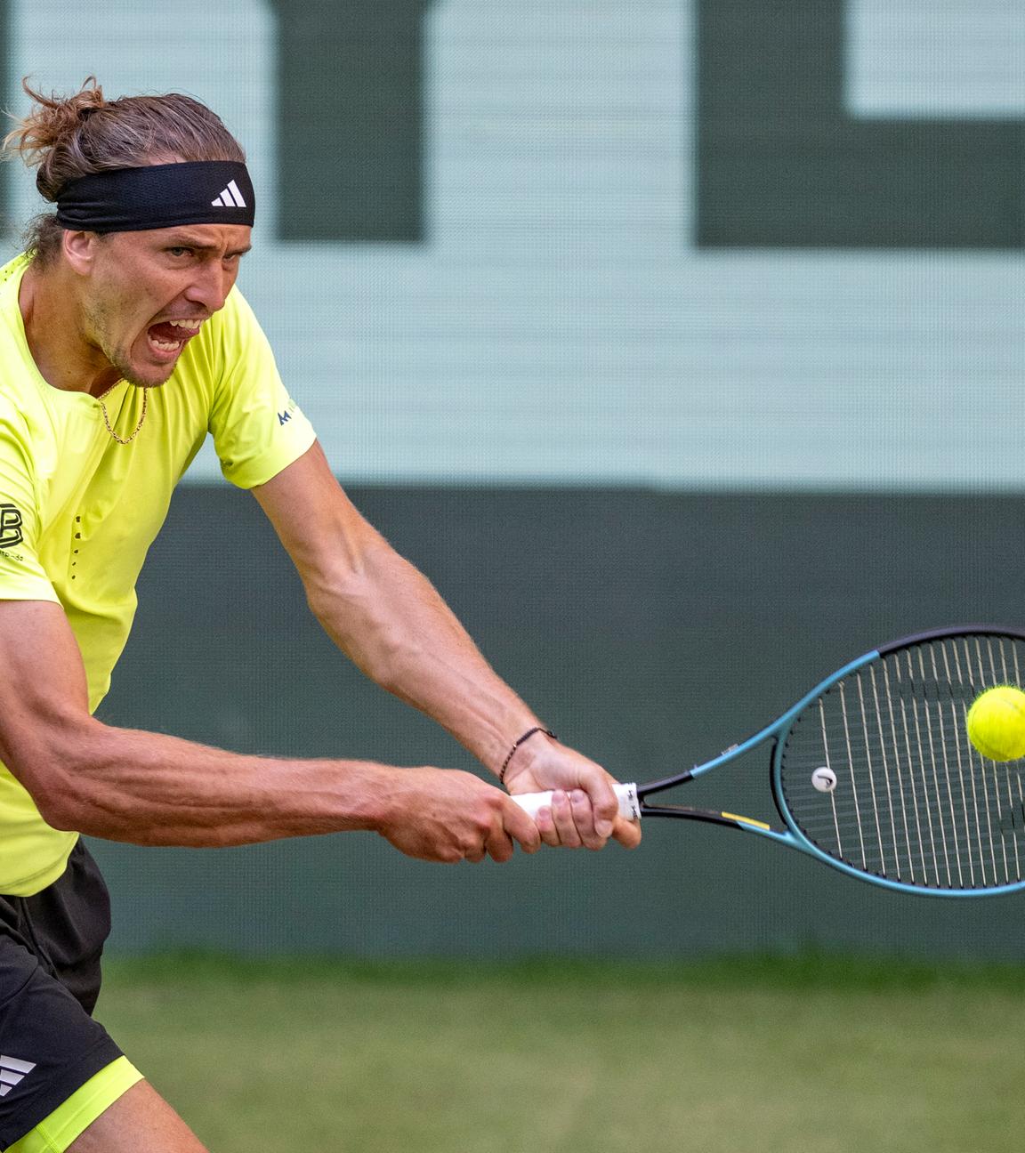 ATP-Tour in Halle/Westfalen, Achtelfinale Alexander Zverev spielt eine Rückhand.