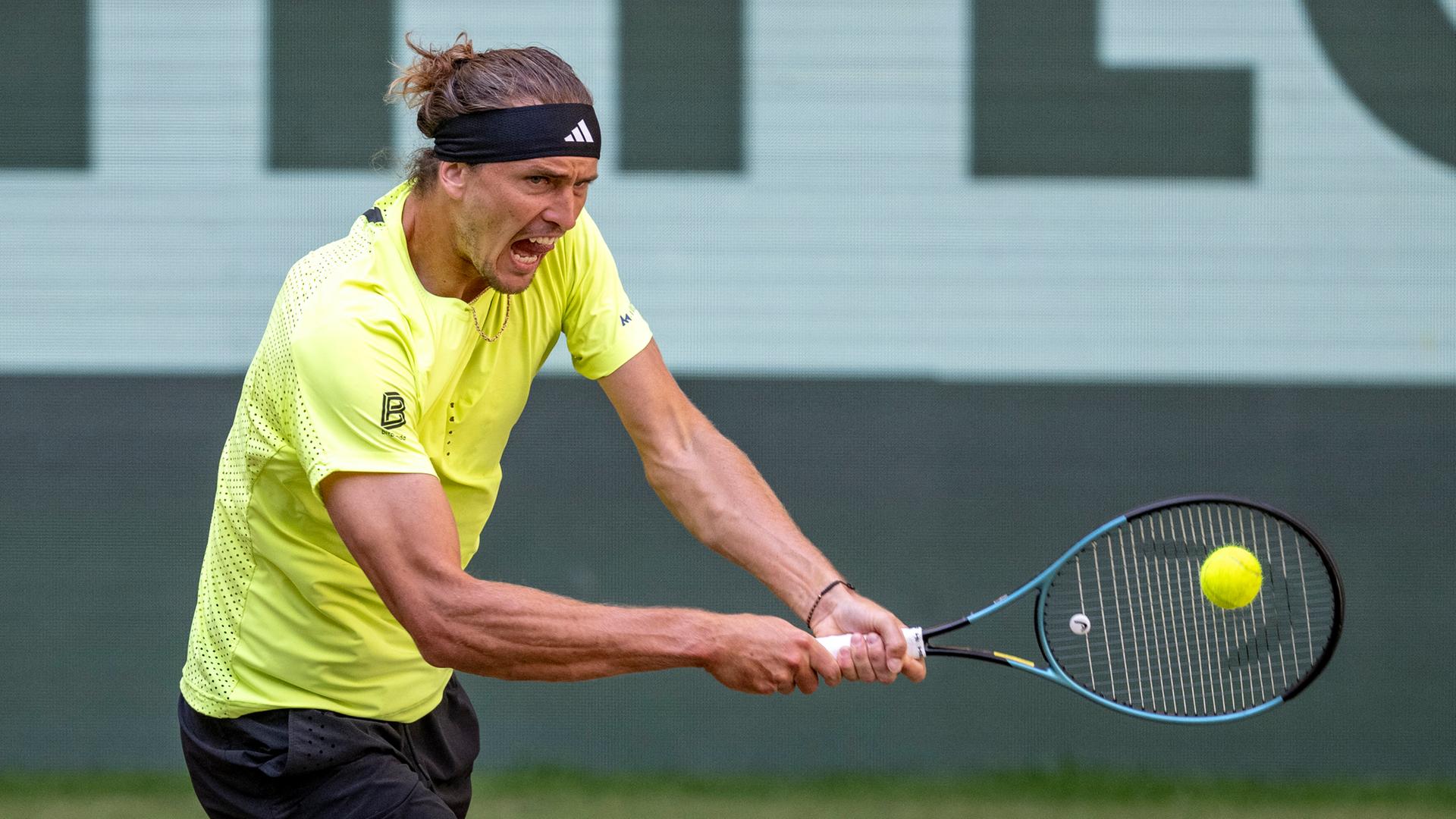 ATP-Tour in Halle/Westfalen, Achtelfinale Alexander Zverev spielt eine Rückhand.