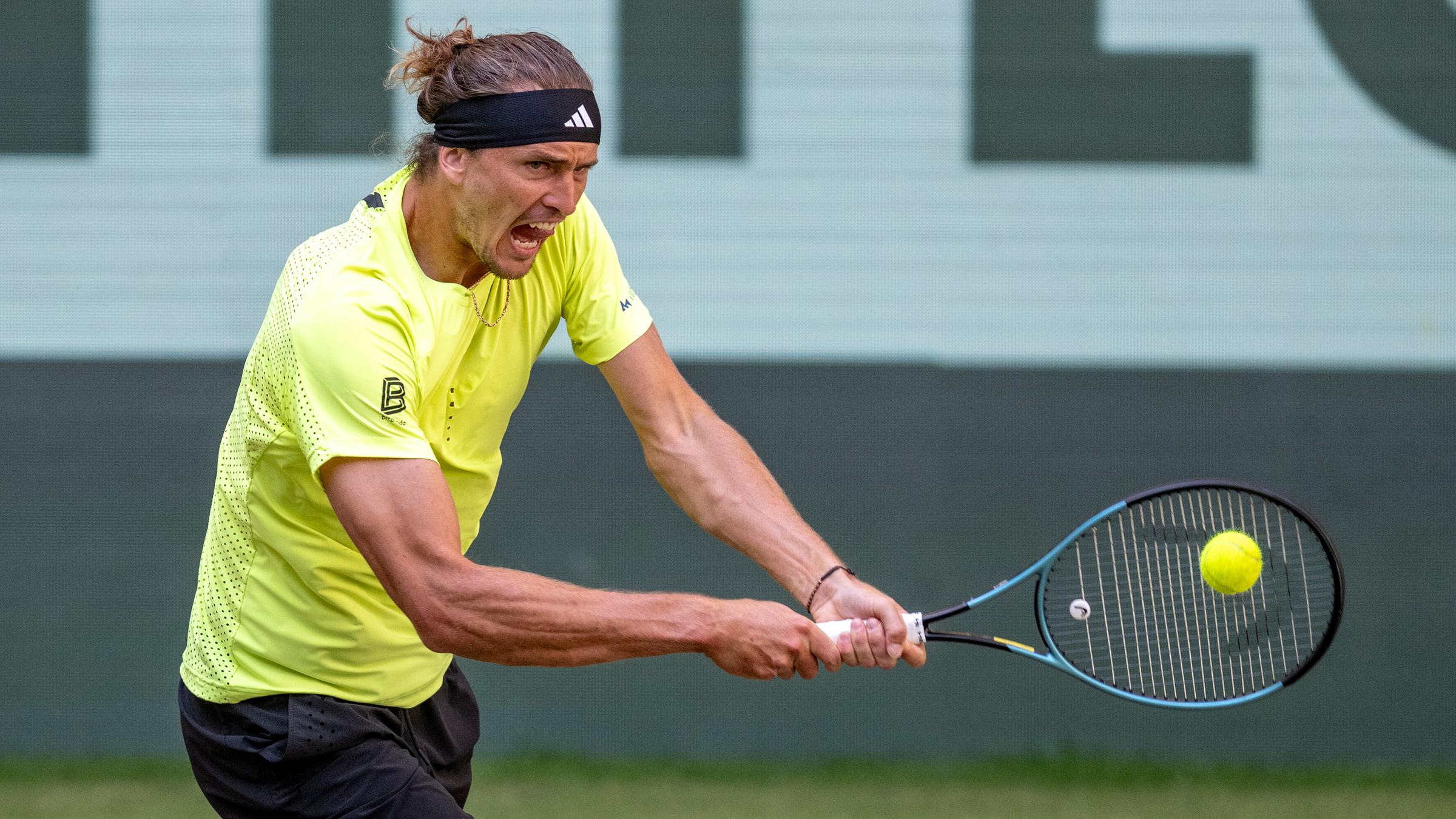 ATP-Tour in Halle/Westfalen, Achtelfinale Alexander Zverev spielt eine Rückhand.