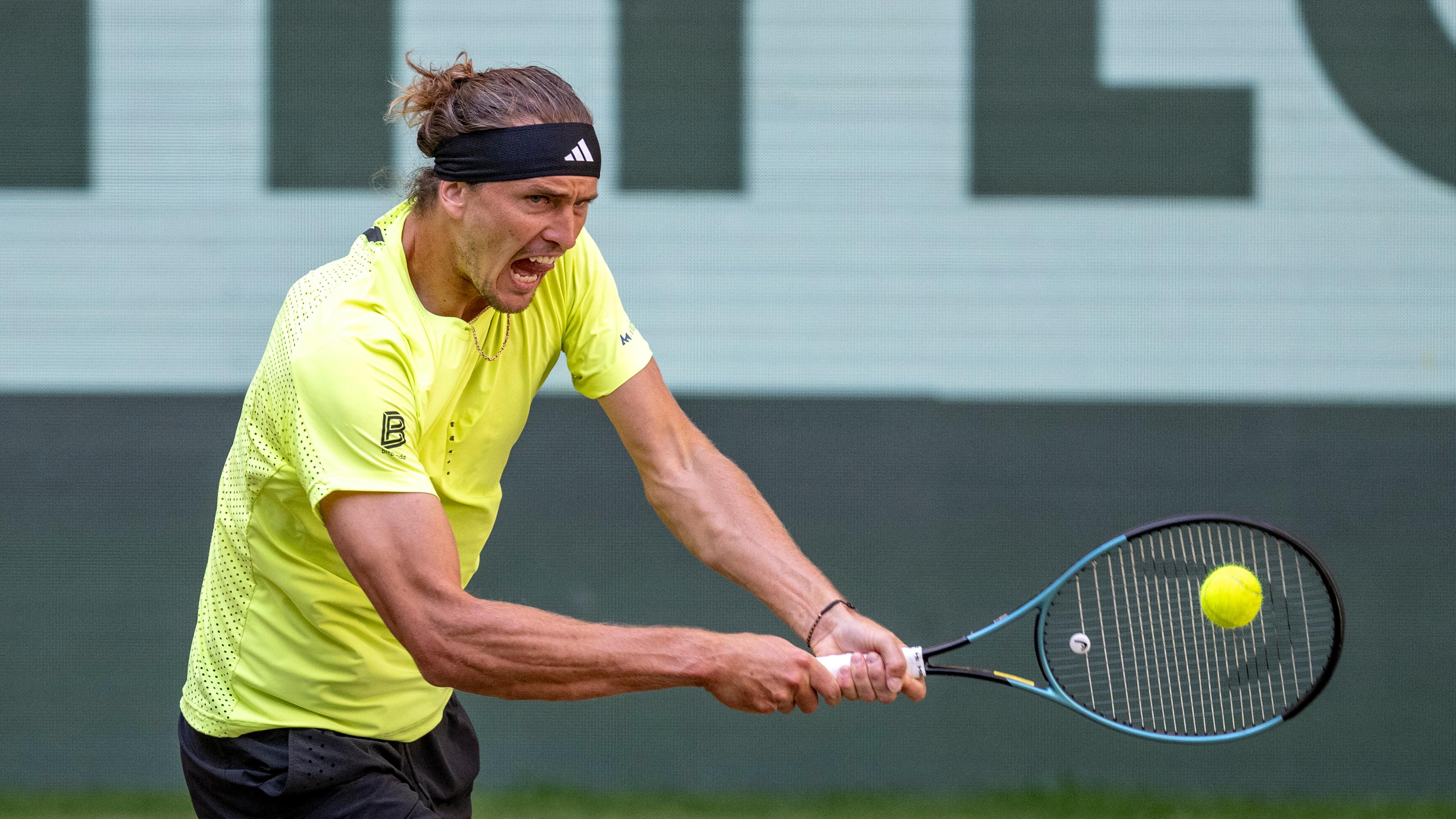 ATP-Tour in Halle/Westfalen, Achtelfinale Alexander Zverev spielt eine Rückhand.