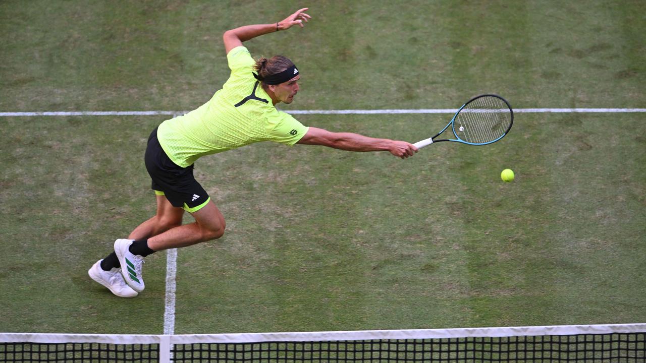 Alexander Zverev playing a backhand at the Halle Open