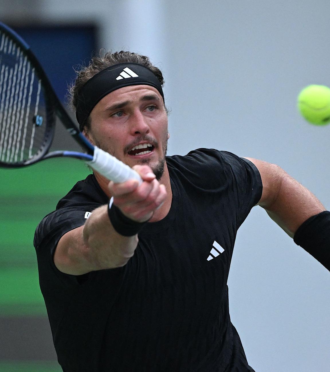 Alexander Zverev schlägt beim Shanghai Masters im Spiel gegen Valentin Royer eine Vorhand