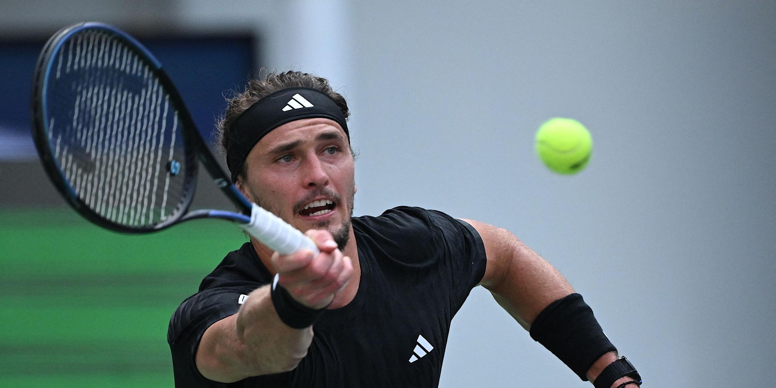 Alexander Zverev schlägt beim Shanghai Masters im Spiel gegen Valentin Royer eine Vorhand