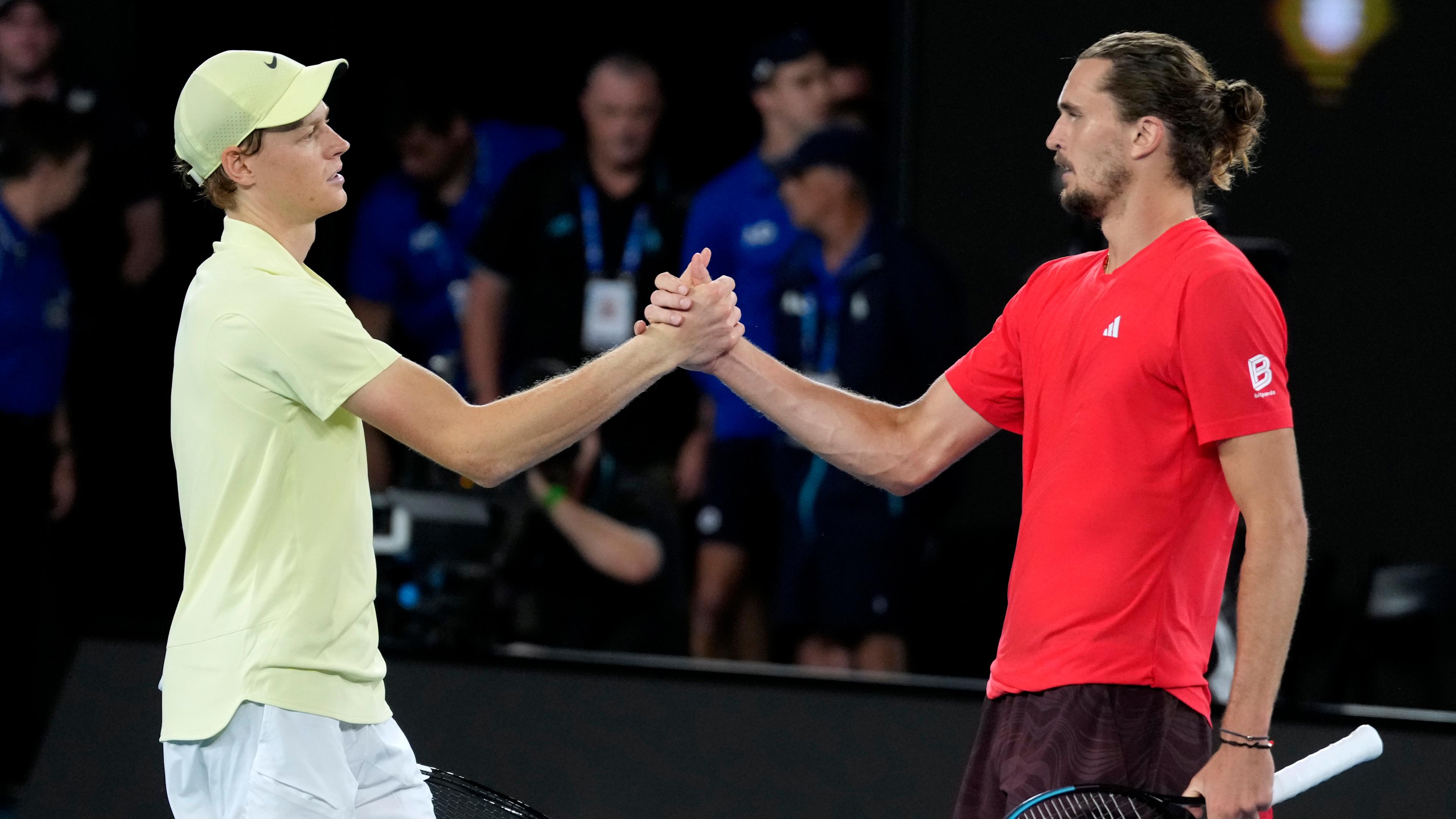 Deutschlands Alexander Zverev gratuliert Australian Open Sieger Jannik Sinner am 26.01.2025.