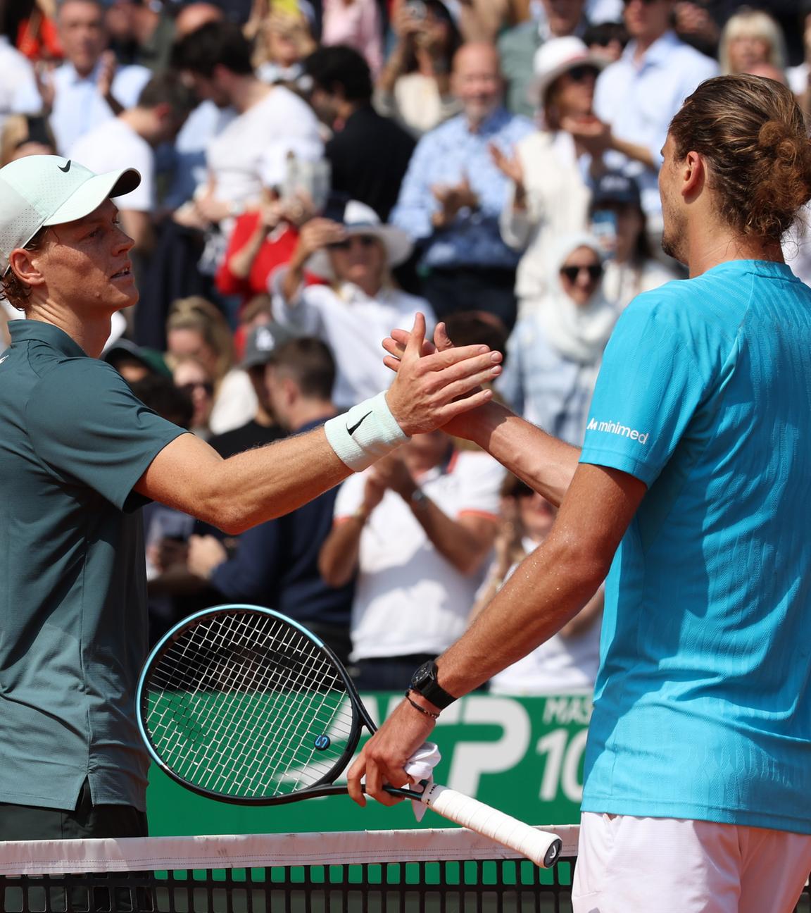 Alexander Zverev und Jannik Sinner geben sich am 11.04.2026 nach dem Halbfinale in Monte Carlo die Hand.