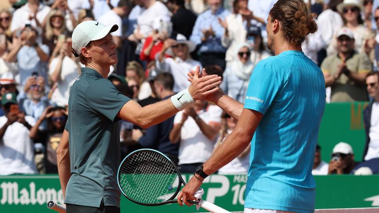 Alexander Zverev und Jannik Sinner geben sich am 11.04.2026 nach dem Halbfinale in Monte Carlo die Hand.