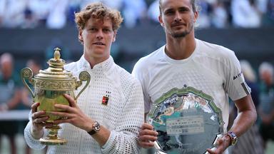 Jannik Sinner (l.) und Alexander Zverev