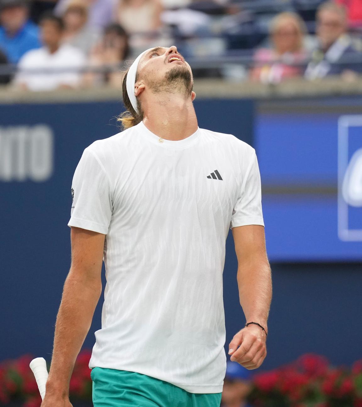 Alexander Zverev lässt den Schläger hängen und blickt enttäuscht in die Luft