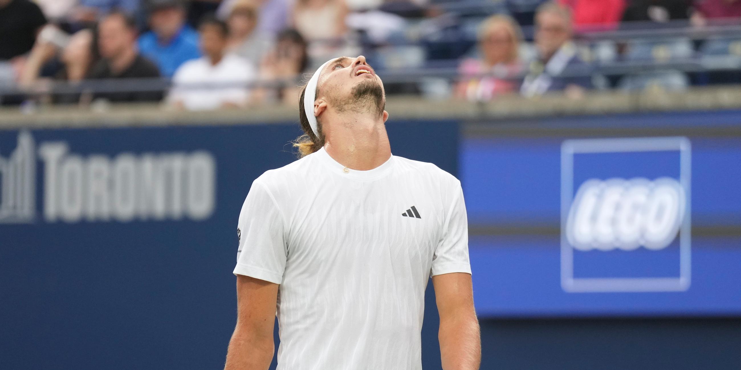 Alexander Zverev lässt den Schläger hängen und blickt enttäuscht in die Luft
