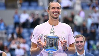 Alexander Zverev mit dem Siegerpokal bei den US Open