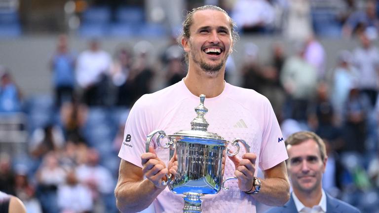 Alexander Zverev mit dem Siegerpokal bei den US Open