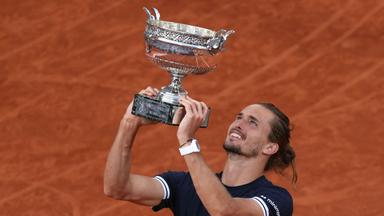 Archiv: Alexander Zverev hebt die Trophäe „La Coupe des Mousquetaires“ in die Höhe, am 7. 6. 2026