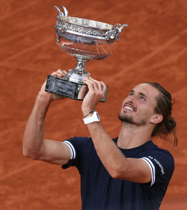 Archiv: Alexander Zverev hebt die Trophäe „La Coupe des Mousquetaires“ in die Höhe, am 7. 6. 2026