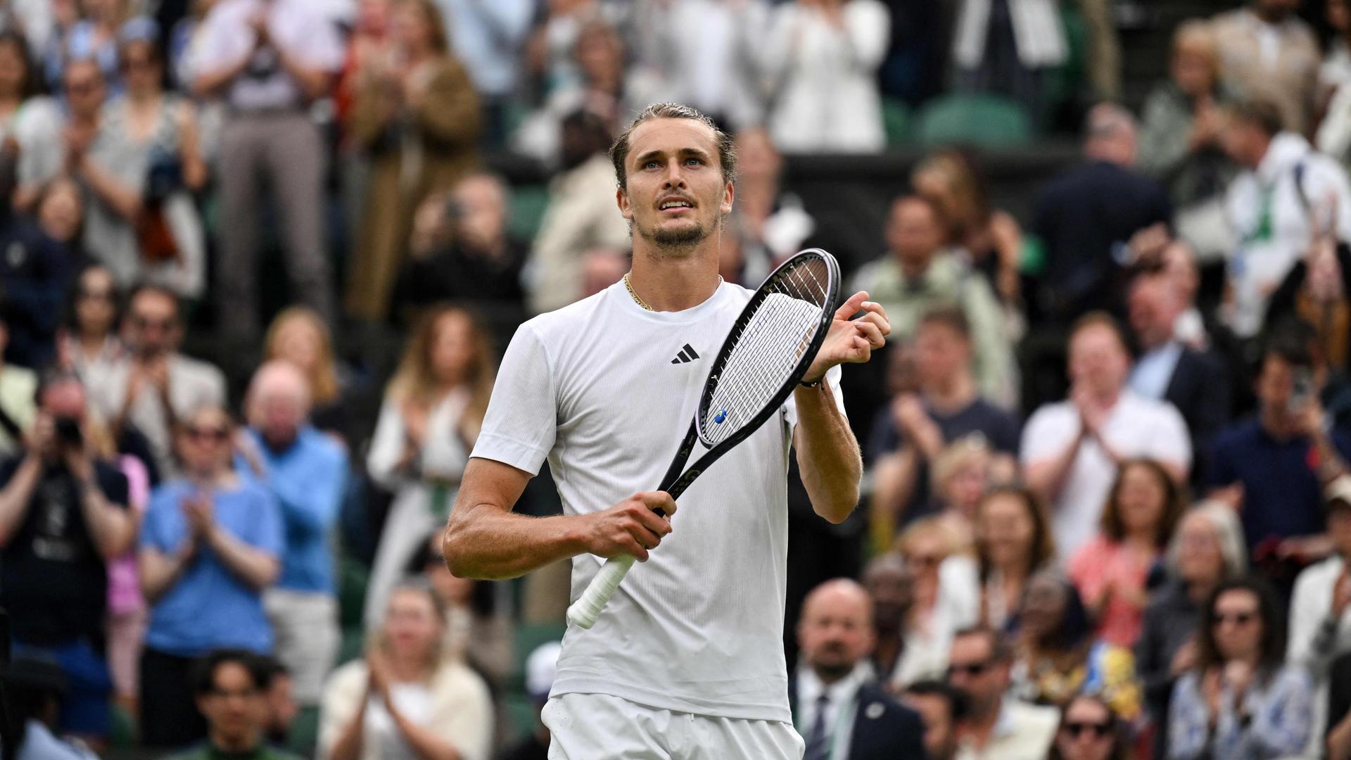 Alexander Zverev feiert seinen Sieg am 06.07.24.