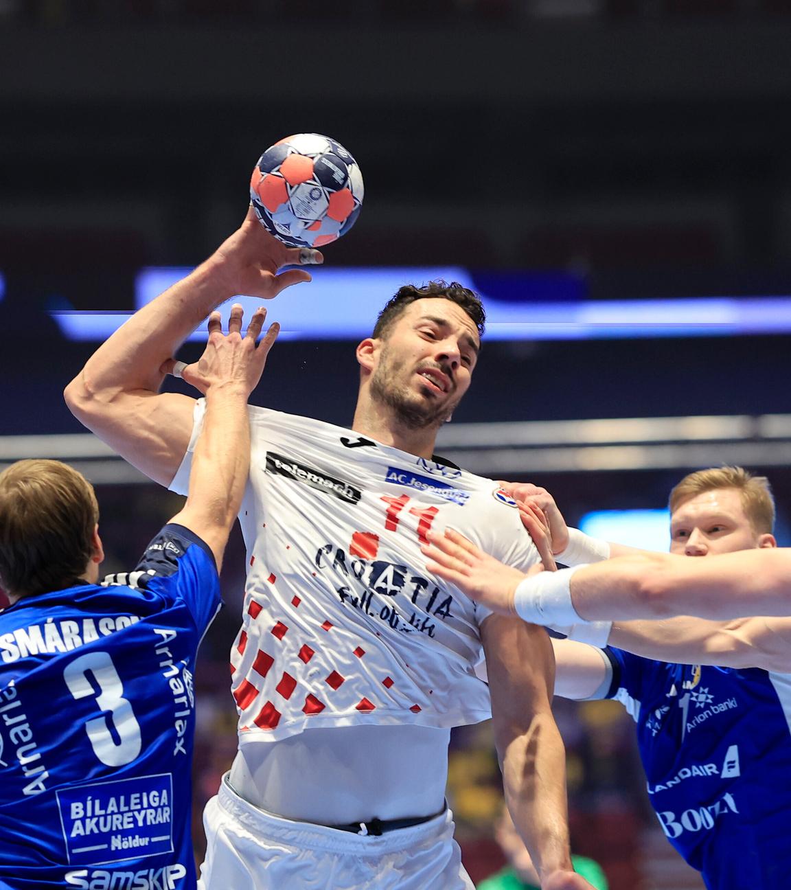 Der Kroate Zvonimir Srna wird während des Handball-Europameisterschaftsspiels zwischen Island und Kroatien am 23.01.2026, im schwedischen Malmö, von den Isländern Janus Dadi Smarason (links) und Omar Ingi Magnusson attackiert.