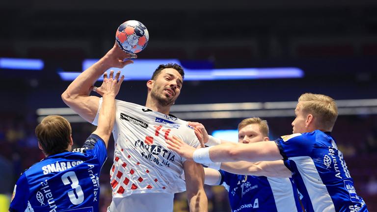 Der Kroate Zvonimir Srna wird während des Handball-Europameisterschaftsspiels zwischen Island und Kroatien am 23.01.2026, im schwedischen Malmö, von den Isländern Janus Dadi Smarason (links) und Omar Ingi Magnusson attackiert.