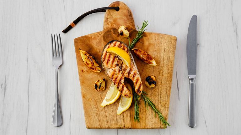 Zwei Fisch und Fleisch Gerichte