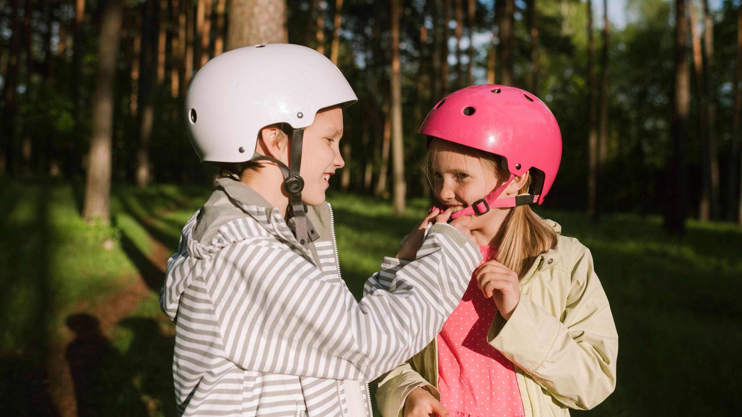 Zwei Mädchen mit Fahrradhelm