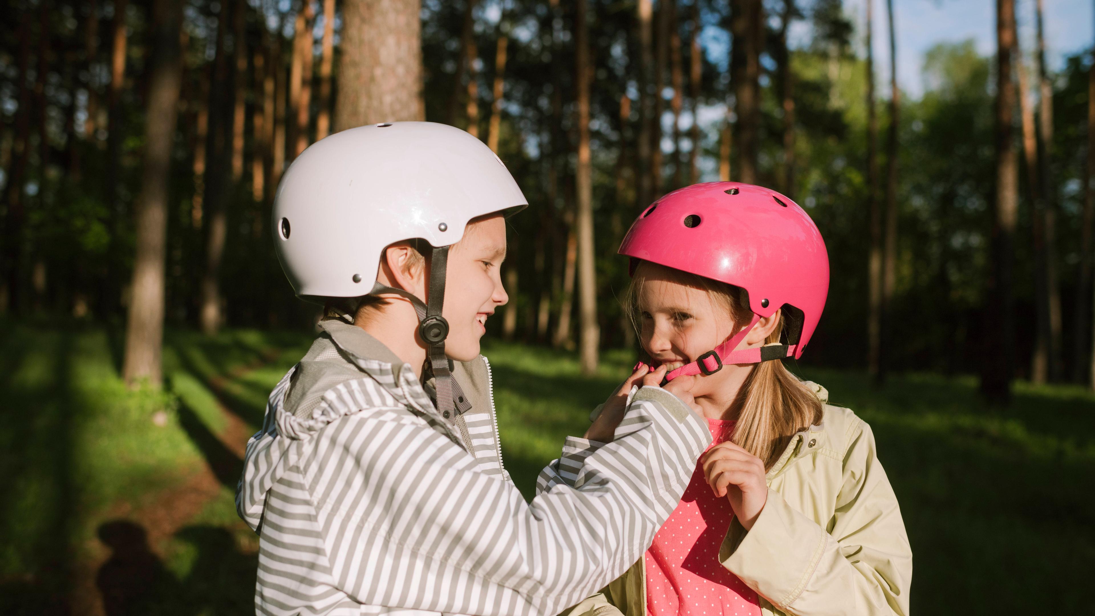 Zwei Mädchen mit Fahrradhelm