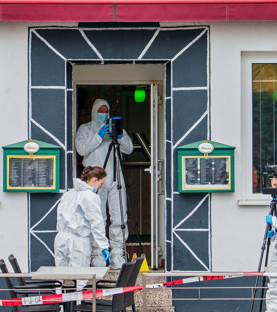 Die Spurensicherung ermittelt in einem Lokal in Raunheim nahe dem Frankfurter Flughafen, wo zwei Menschen erschossen worden sind, aufgenommen am 17.03.2026